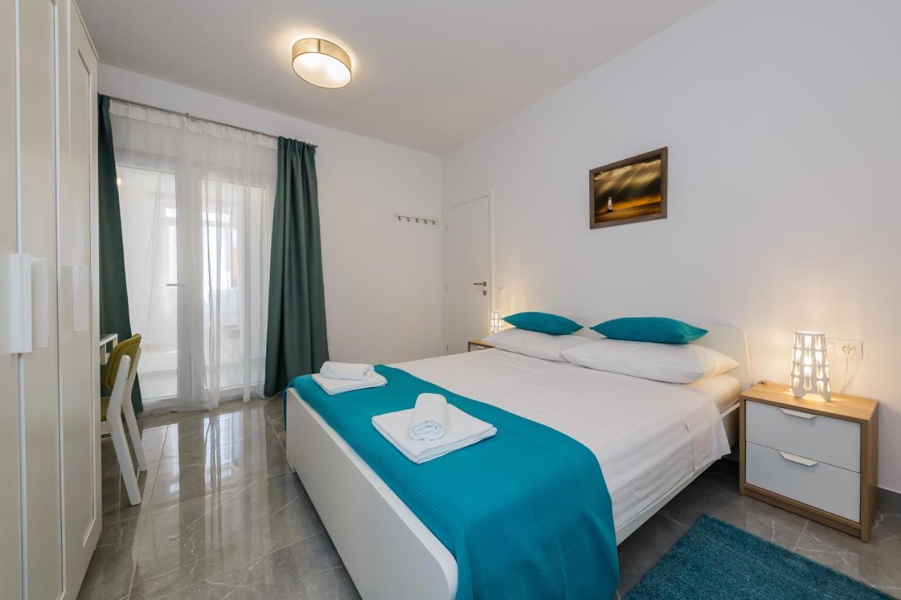 Apartmani Ujakovic Kastela Bagian luar foto