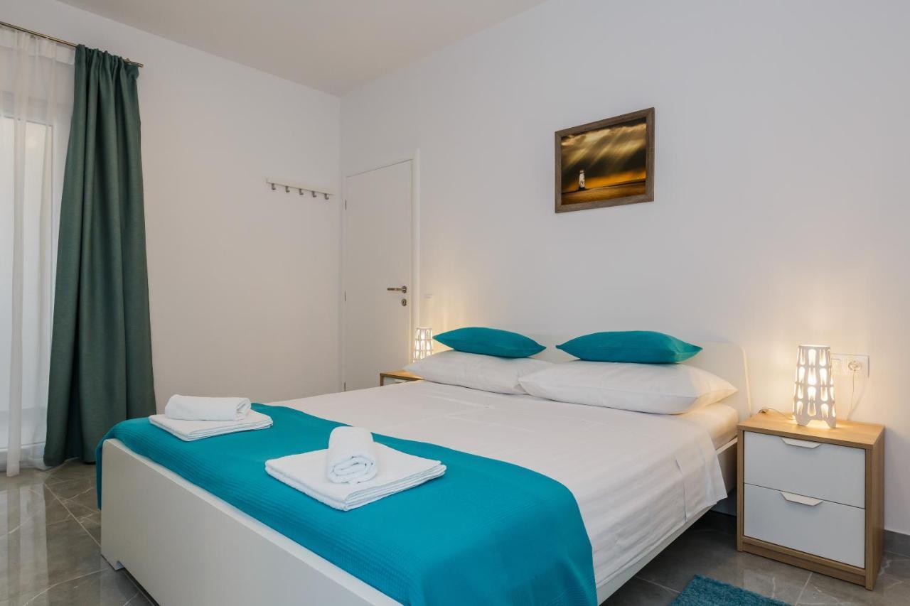 Apartmani Ujakovic Kastela Bagian luar foto