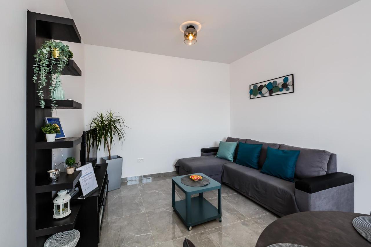Apartmani Ujakovic Kastela Bagian luar foto