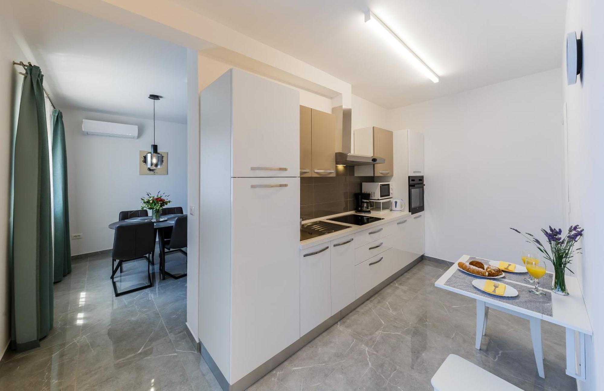Apartmani Ujakovic Kastela Bagian luar foto