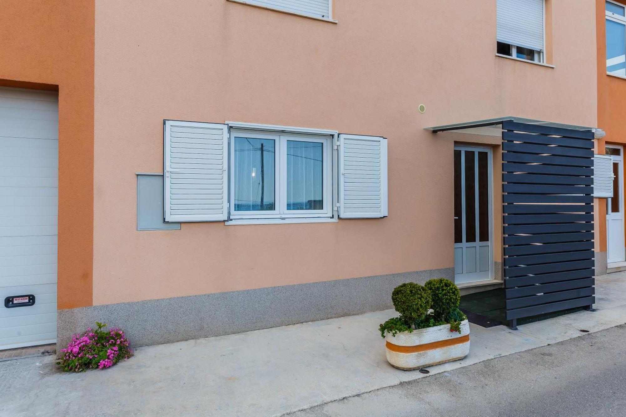 Apartmani Ujakovic Kastela Bagian luar foto