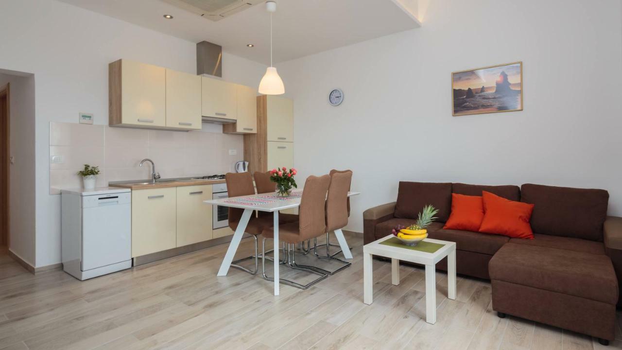 Apartmani Ujakovic Kastela Bagian luar foto