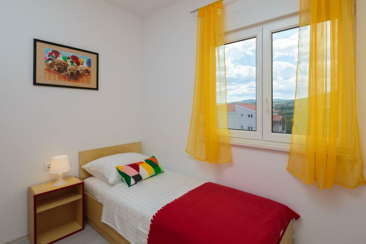 Apartmani Ujakovic Kastela Bagian luar foto