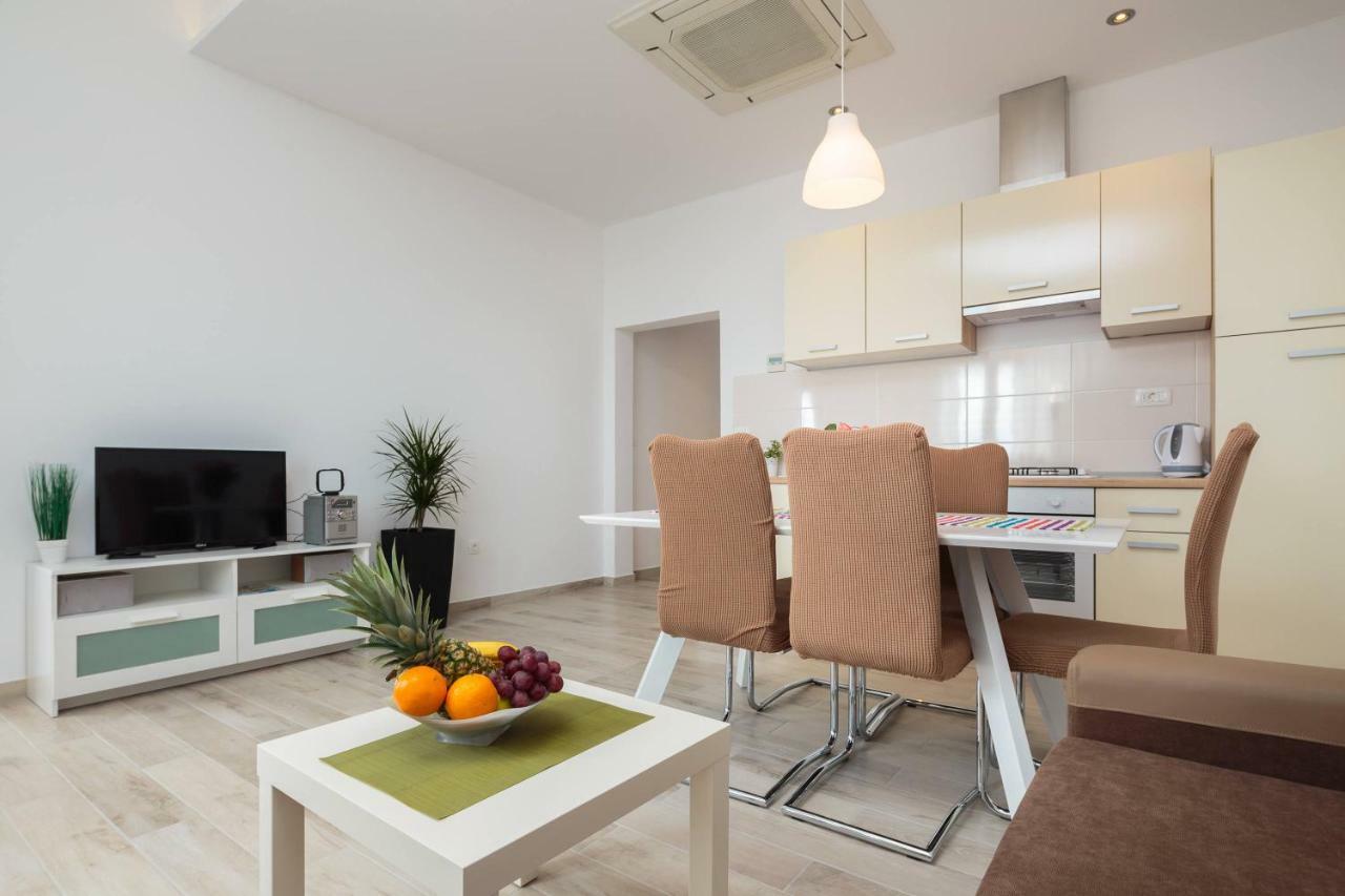 Apartmani Ujakovic Kastela Bagian luar foto