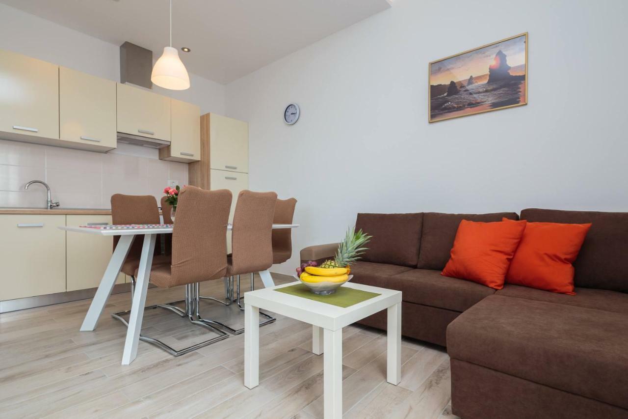 Apartmani Ujakovic Kastela Bagian luar foto