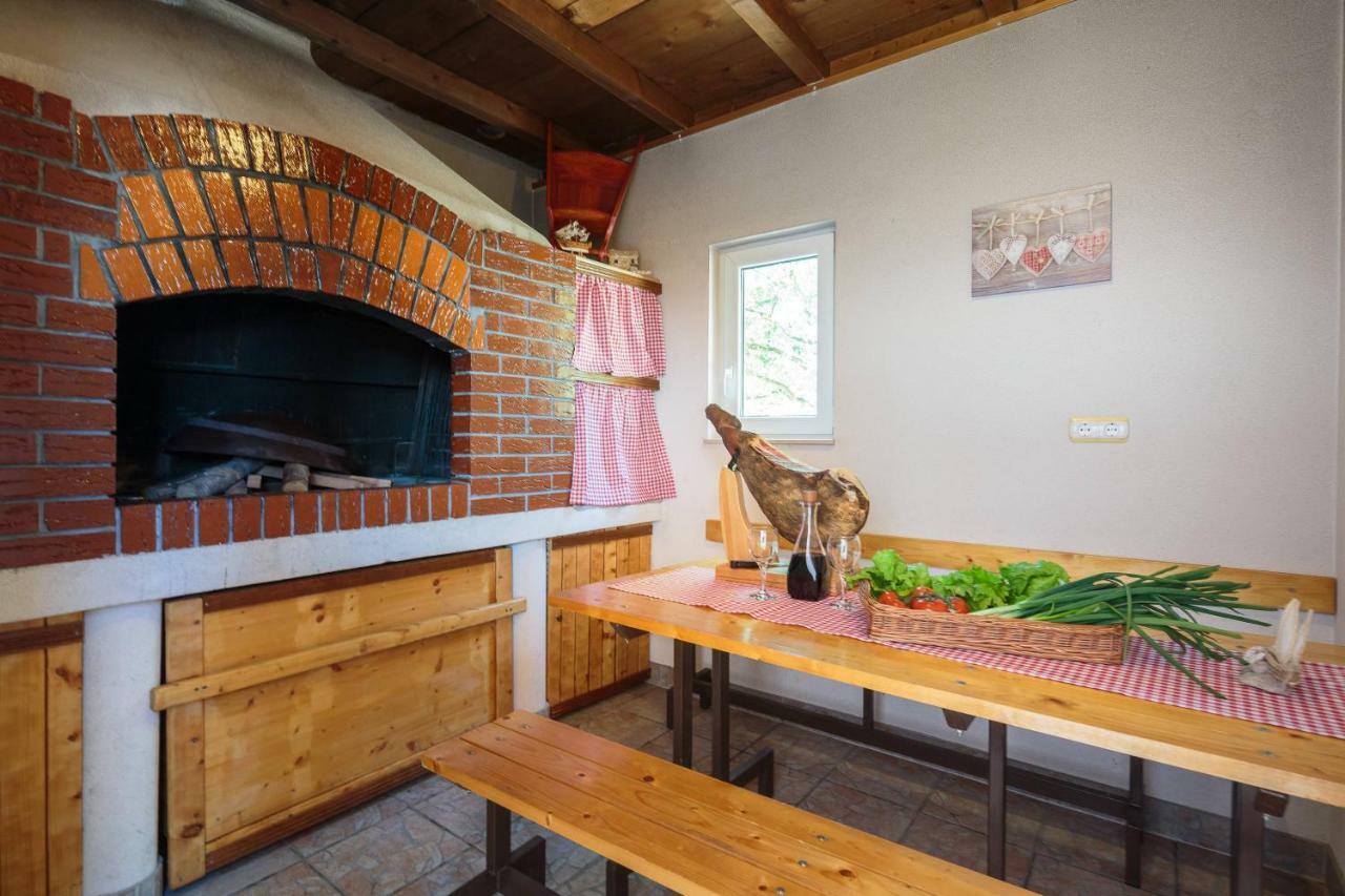 Apartmani Ujakovic Kastela Bagian luar foto