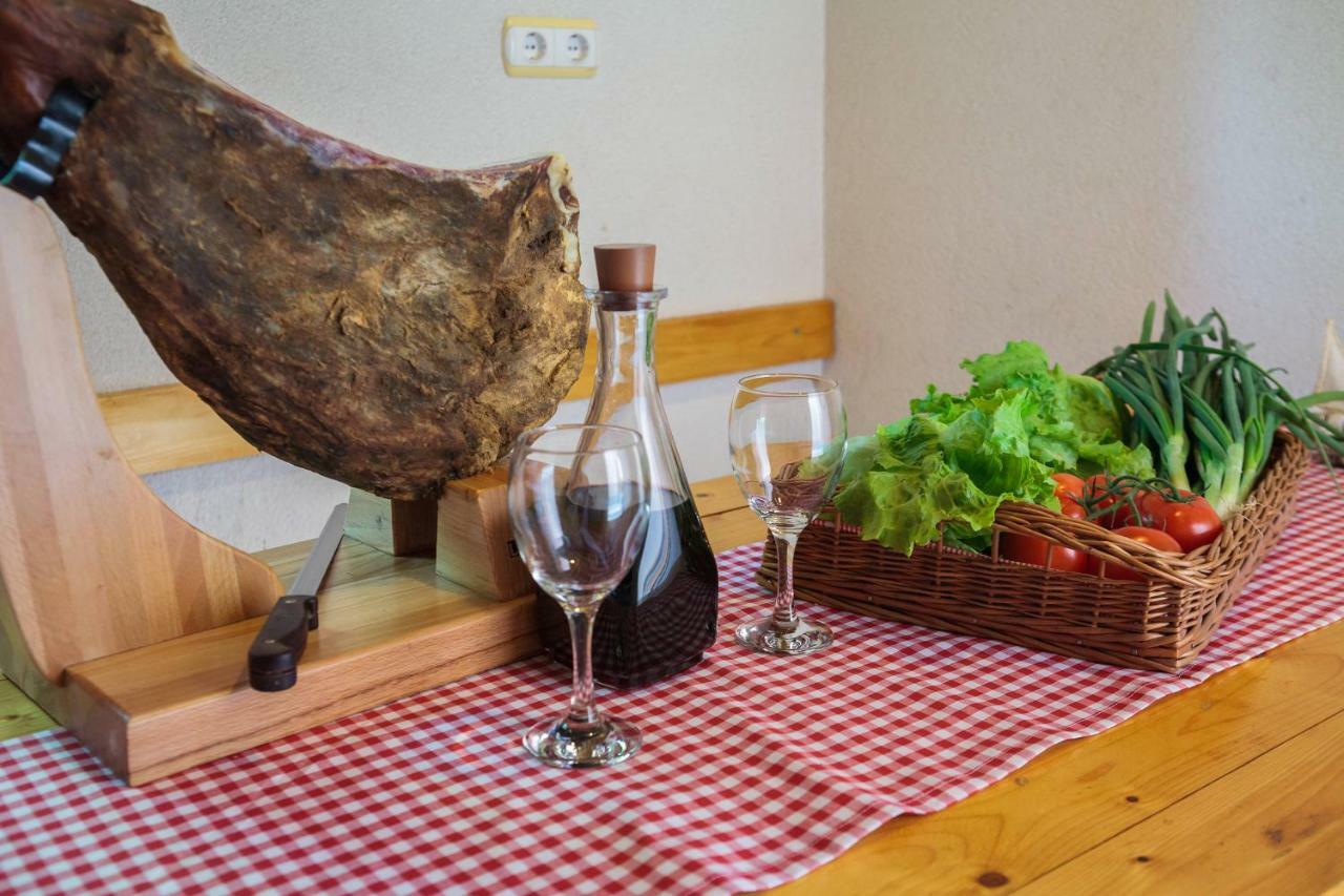Apartmani Ujakovic Kastela Bagian luar foto